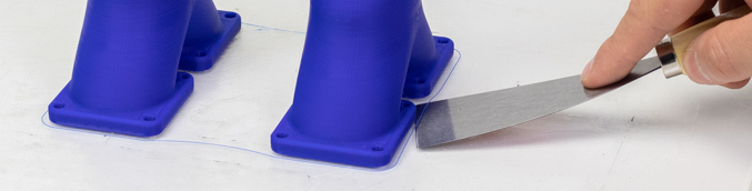 removiendo las piezas de la superficie de impresión con seguridad